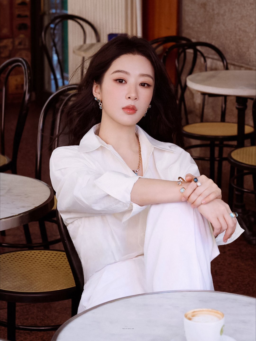 杨紫杨紫杨紫董竹君yz杨紫玉兰花开君再来故地重游打卡千年古树，收获藏袍礼物。爱意