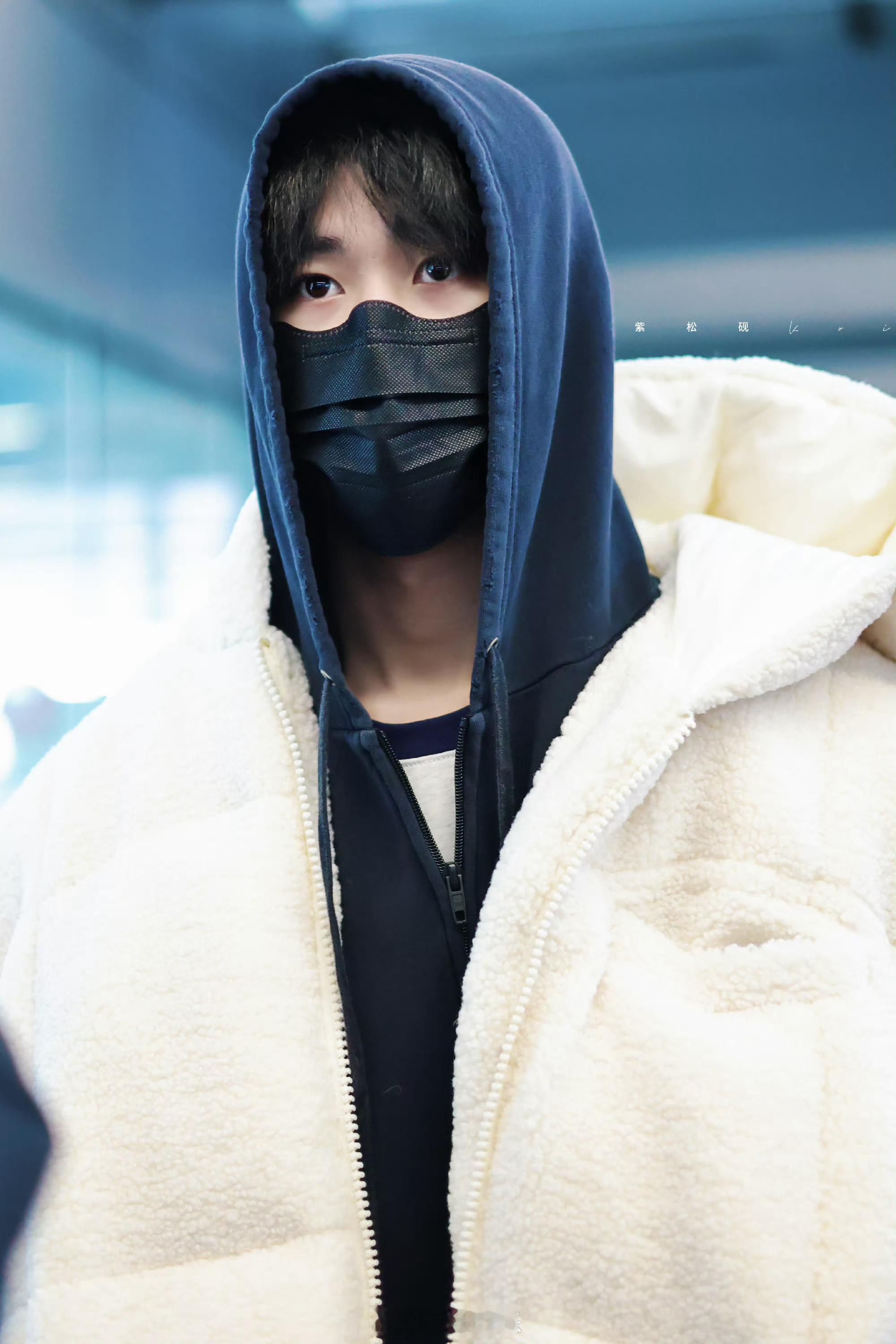 月鳞绮纪真的要来了 田嘉瑞出发央视跨年 田嘉瑞出发央视跨年晚会饭拍，好甜的奶白团