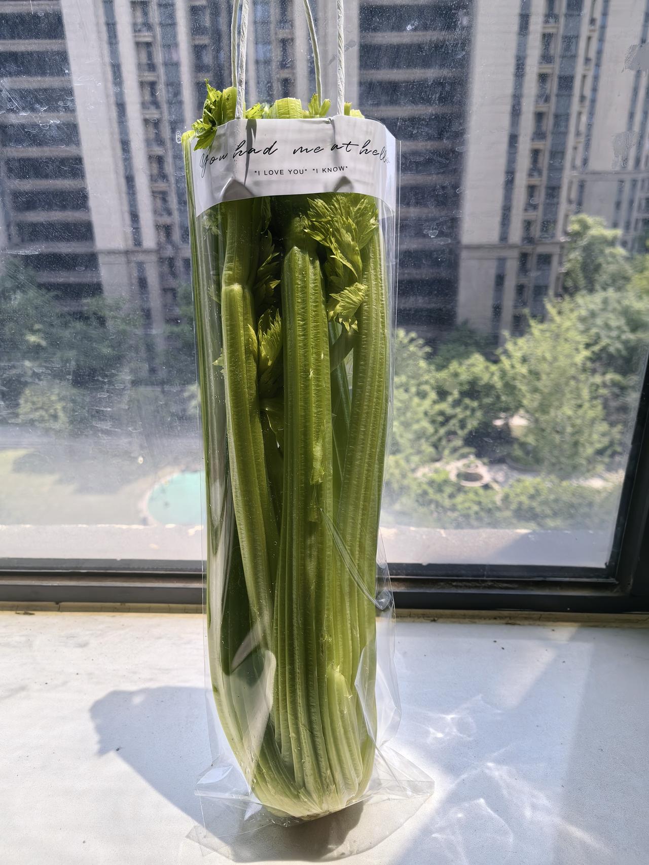 今天一推开门，一把芹菜掉了下来，还以为是谁家快递送错了，后来才晓得是小区物业发的