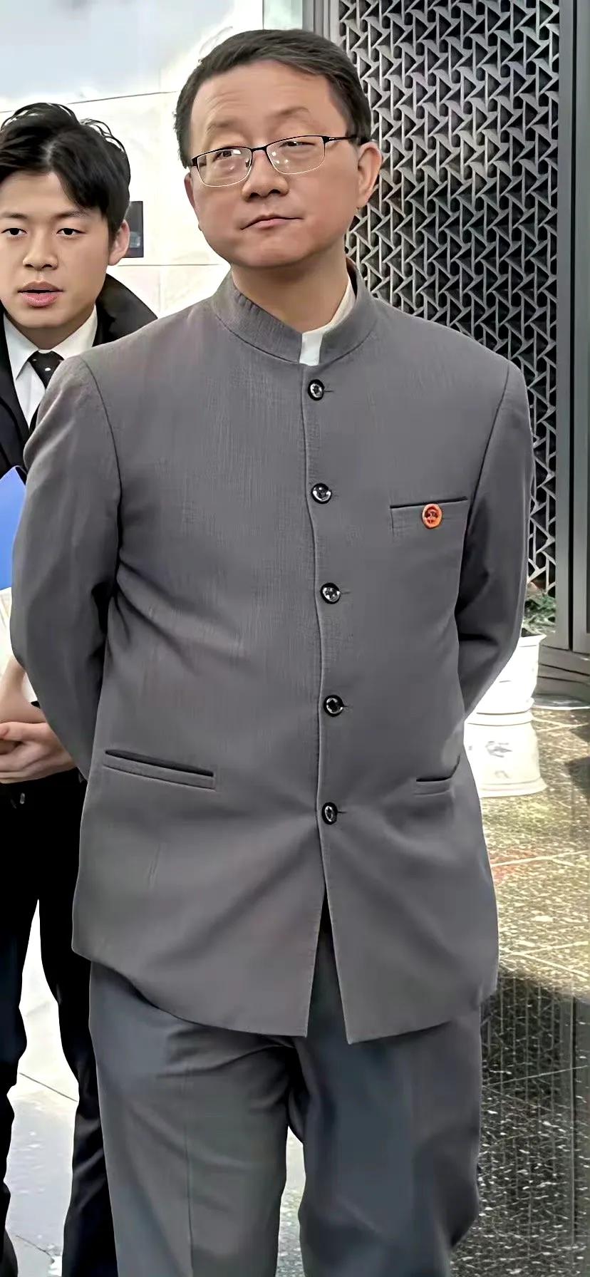 什么耐克阿迪始祖鸟北面，今年都不好使，今年最流行的是这款衣服。
始祖鸟穿搭 始祖