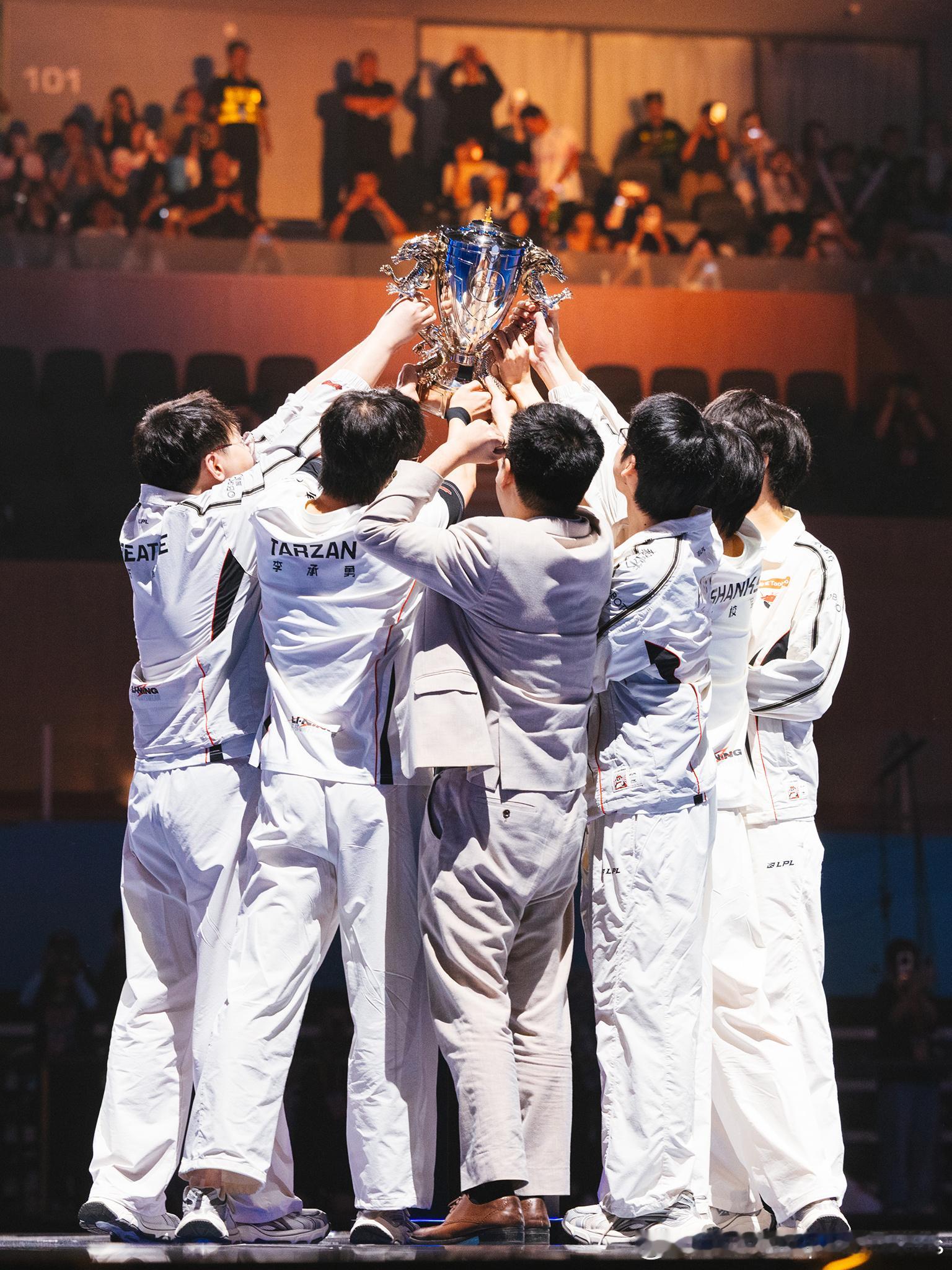 LOL官推更新：2026LPL冠军奖杯🏆2026LPL总决赛AL你我皆传奇[超