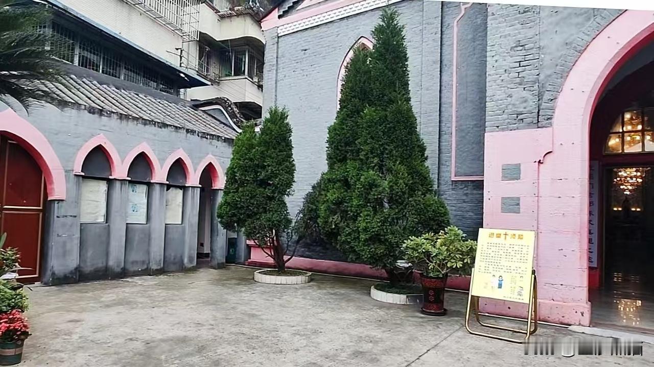 夹江天主教堂。
夹江天主教堂也叫漹城天主教堂，是乐山夹江县城一座百年哥特式老教堂