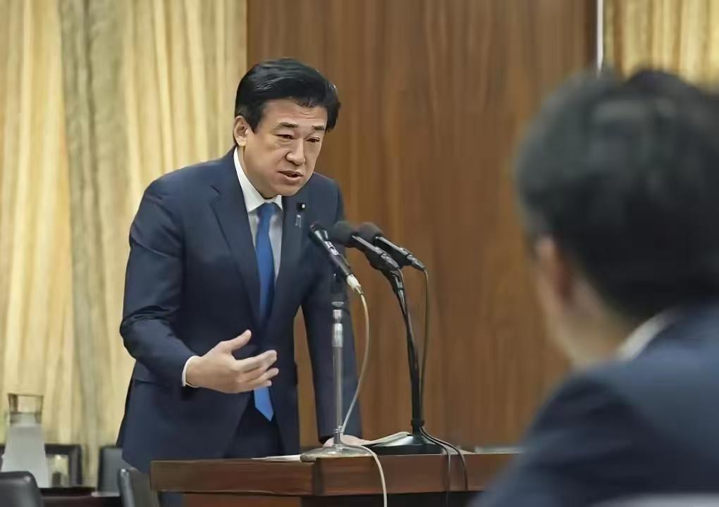 日本最终还是选择了妥协！在11月11日，据多家媒体报道，日本内阁官房长官在记者会
