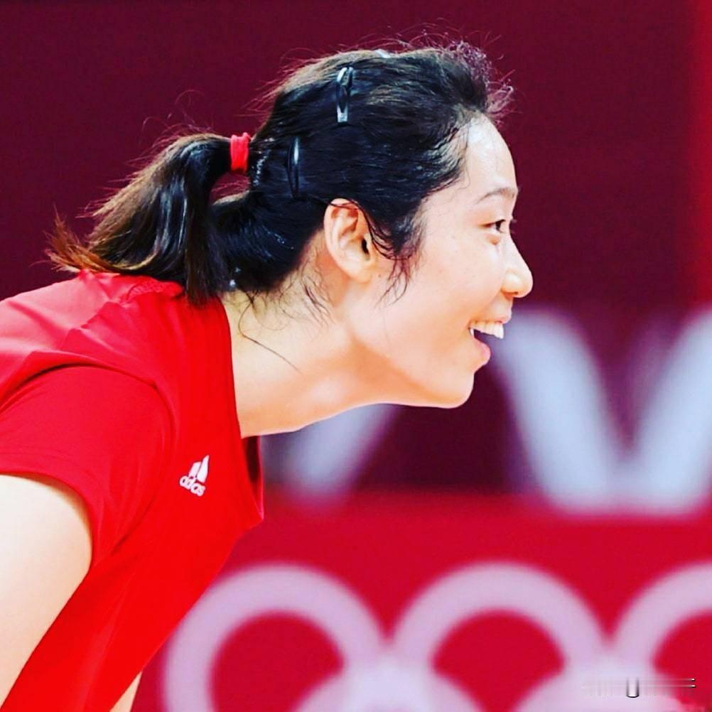 朱婷长文暗藏对郎平的深情：一句“谢谢自己”，藏着师徒最暖的懂得
 
朱婷为恩师郎