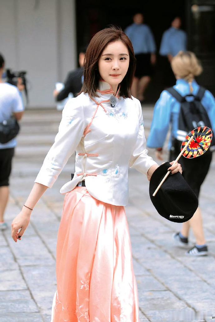 杨幂人间清冷感 ​不可否认，拥有美女气质之后，真的是穿啥都好看，这种不食人间烟火