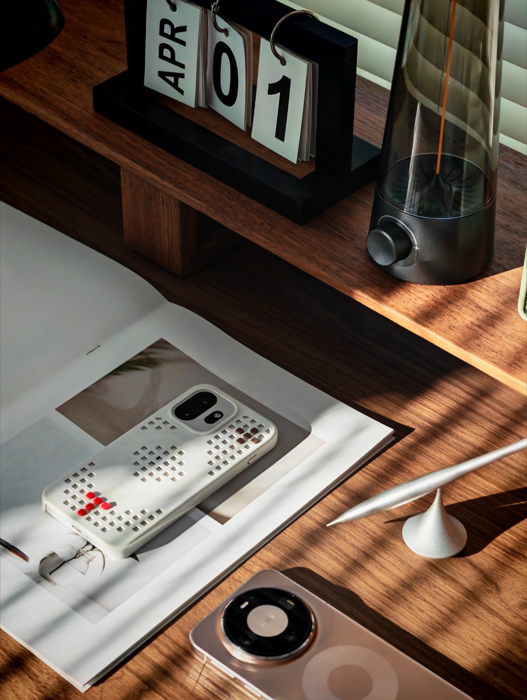 夏天来了，傍晚时候窗边有光