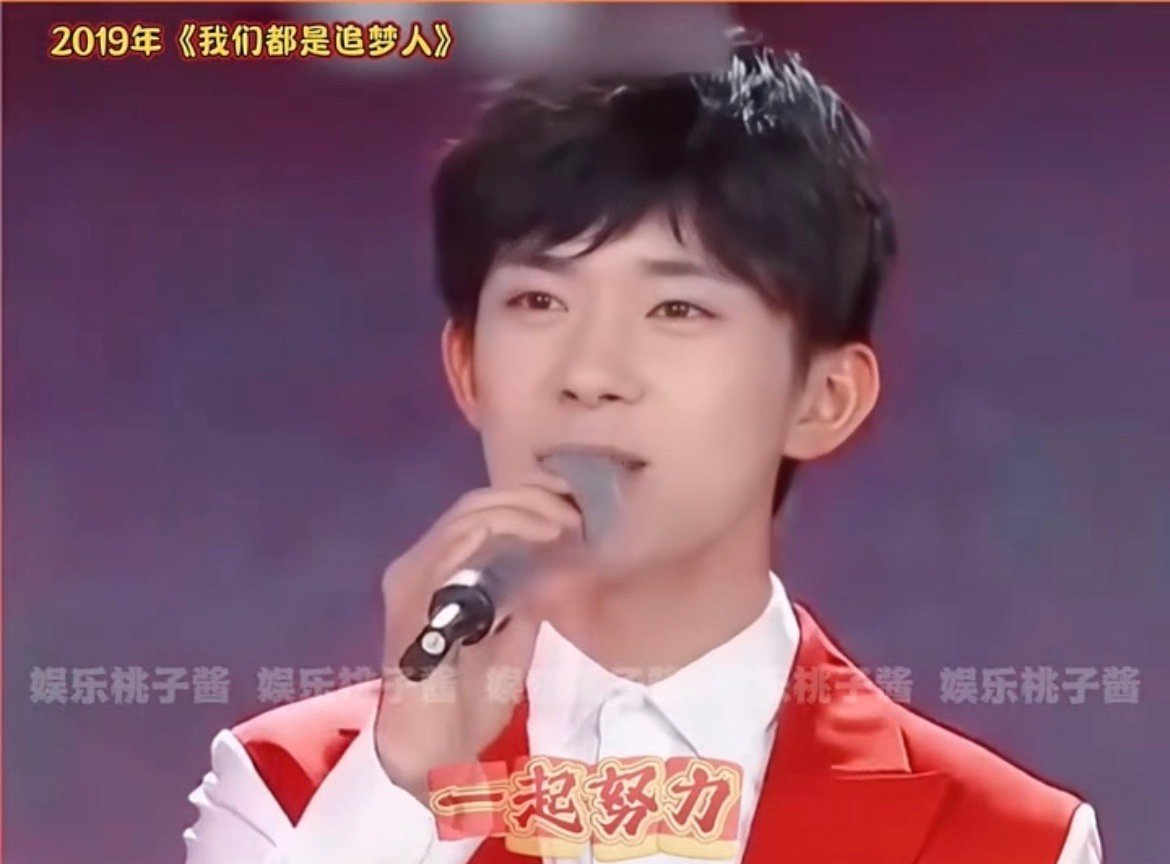 易烊千玺春晚舞台合集 这已经是千玺第八次出席春晚，每一次的亮相，都让我们看到了他