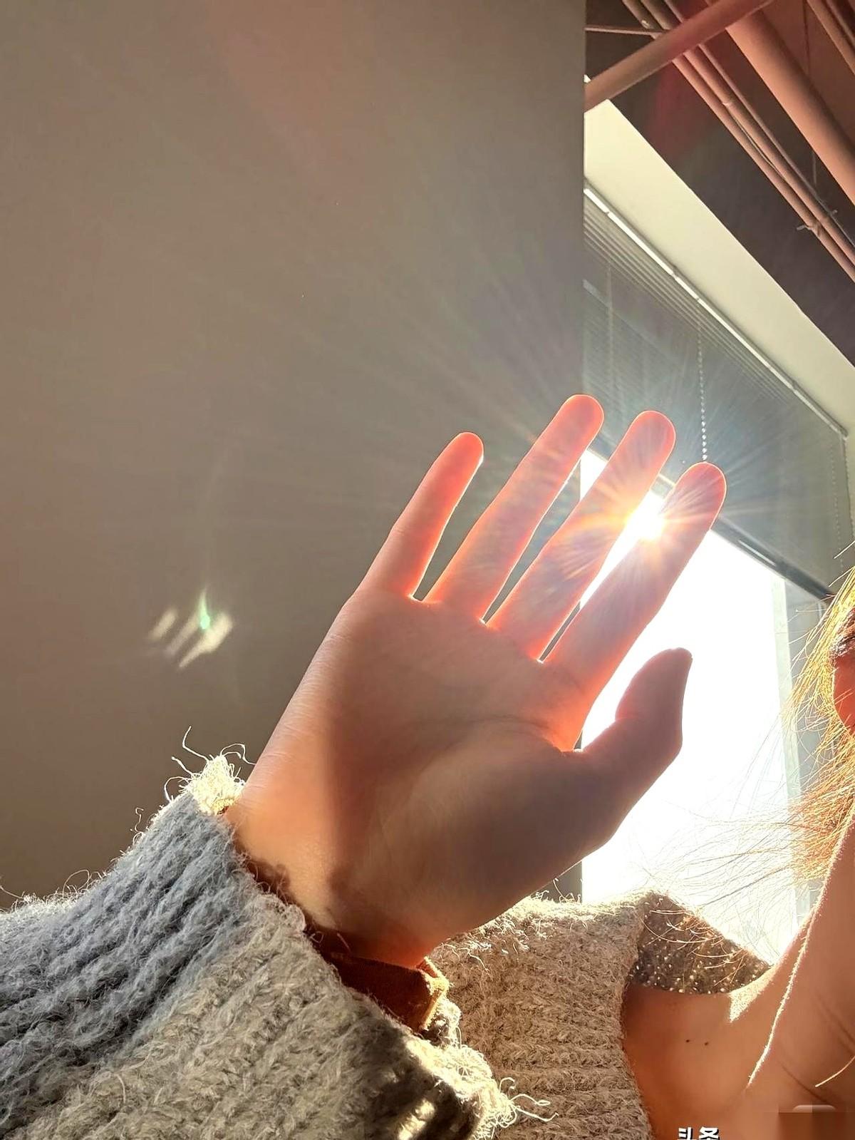 “一半烟火，一半诗意”……
我承认，第一次看到这句话，心里咯噔一下，真美。
但哥