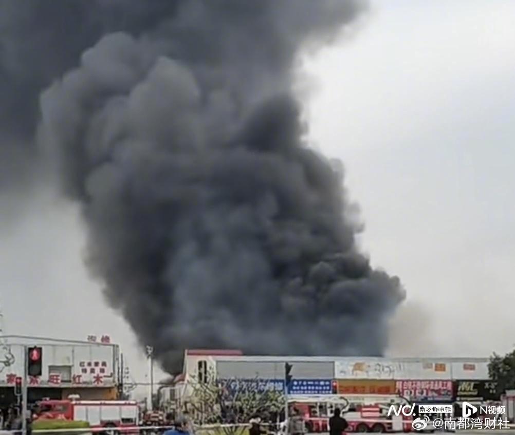 【黑烟滚滚！#佛山一村工业区厂房起火#，燃烧近5小时】#佛山一厂房火灾已扑灭# 