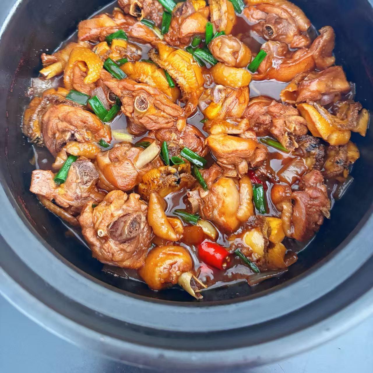 鲍鱼鸡端上桌时，冒着微微的热气，汤汁收得恰到好处，油亮亮的，包裹着肥厚的鲍鱼和嫩