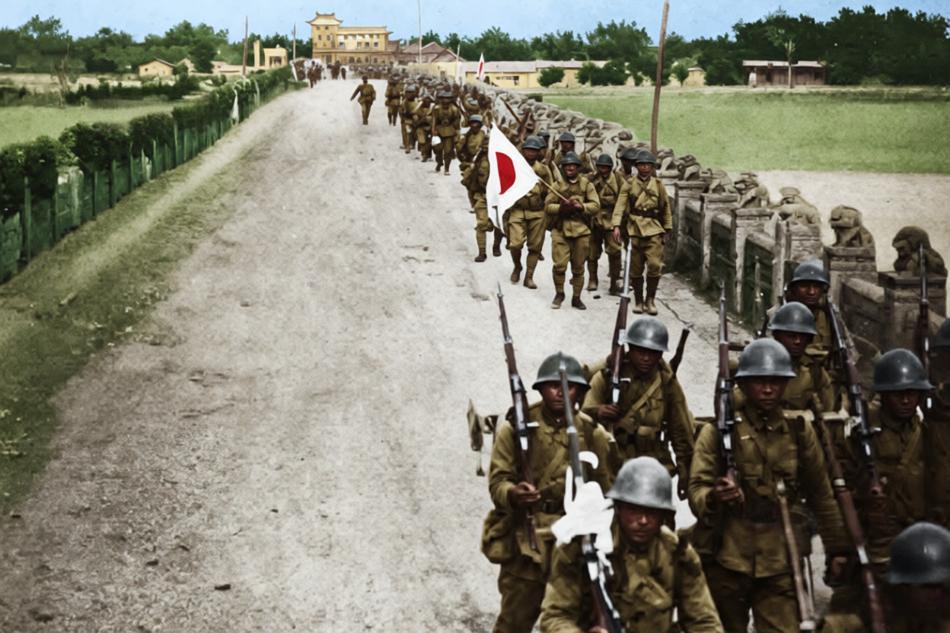 1937年7月，卢沟桥事变后的卢沟桥桥面，一列日军步兵纵队沿卢沟桥桥面由东向西行
