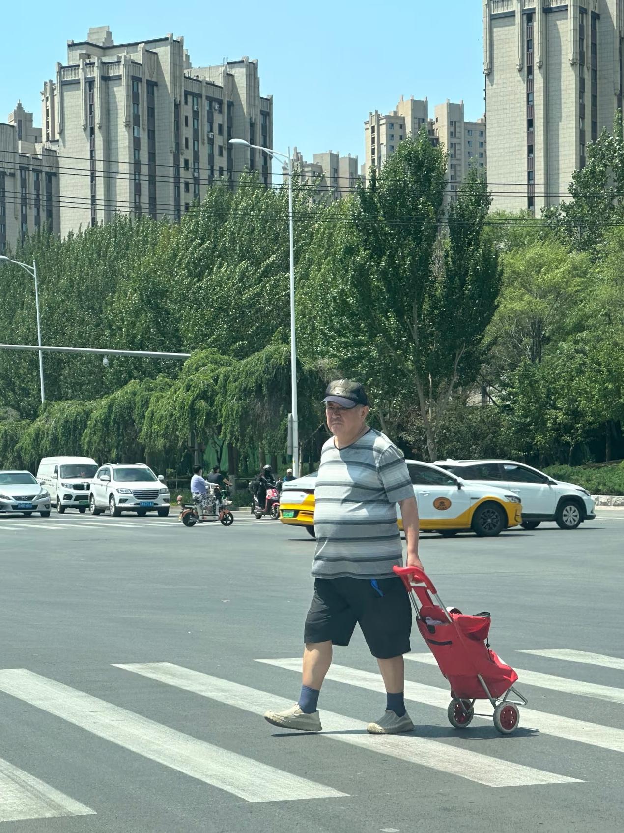 偶遇本山大叔

大夏天气温这么高，他半点明星架子都摆不出来，亲自出门上街买菜。
