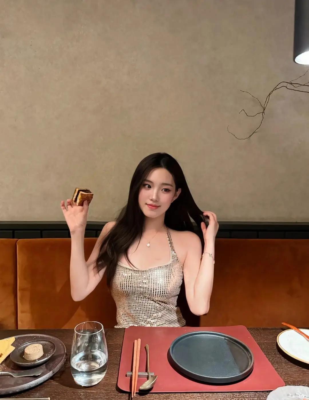 精致下午茶时光，美味三明治与咖啡相伴女生如何穿搭看起来时尚更有品味呢 有什么舒服