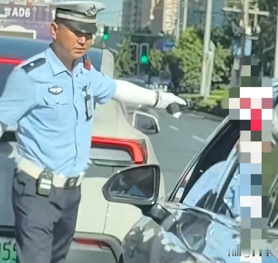 8月20日，甘肃兰州，一轿车司机排队左转时，正礼让行人通行，另一辆车强行加塞，交