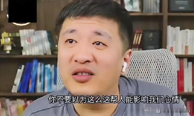 伍佰开演唱会，火的却是张雪峰。
伍佰给自己的粉丝做了嫁衣，不知道会有何感想。
张