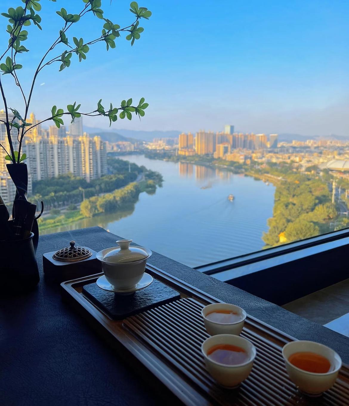 一辈子不吃亏的潜规则：

1.下班时间，要晚走5分钟，切记，这是城府。

2.和