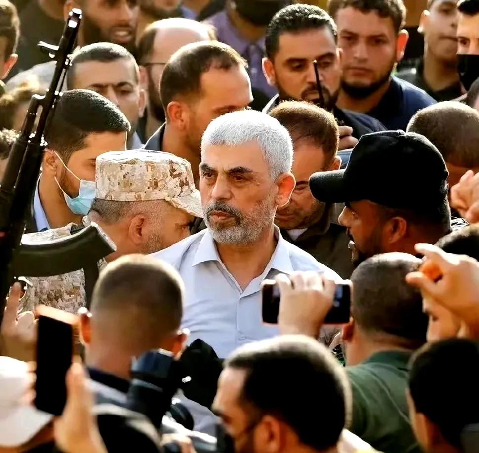 #尸检显示辛瓦尔死前三天没吃任何东西#
战斗至最后一刻，对他的民族他的国家来说，