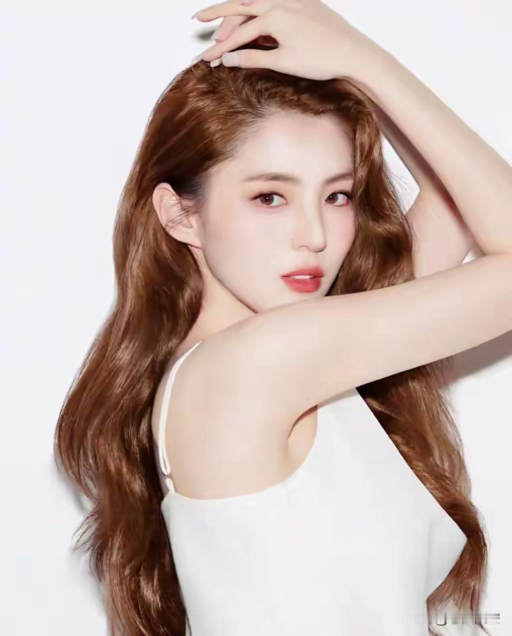 温柔红发少女，白皙肌肤，甜美可人，轻松自然。紫色头发少女