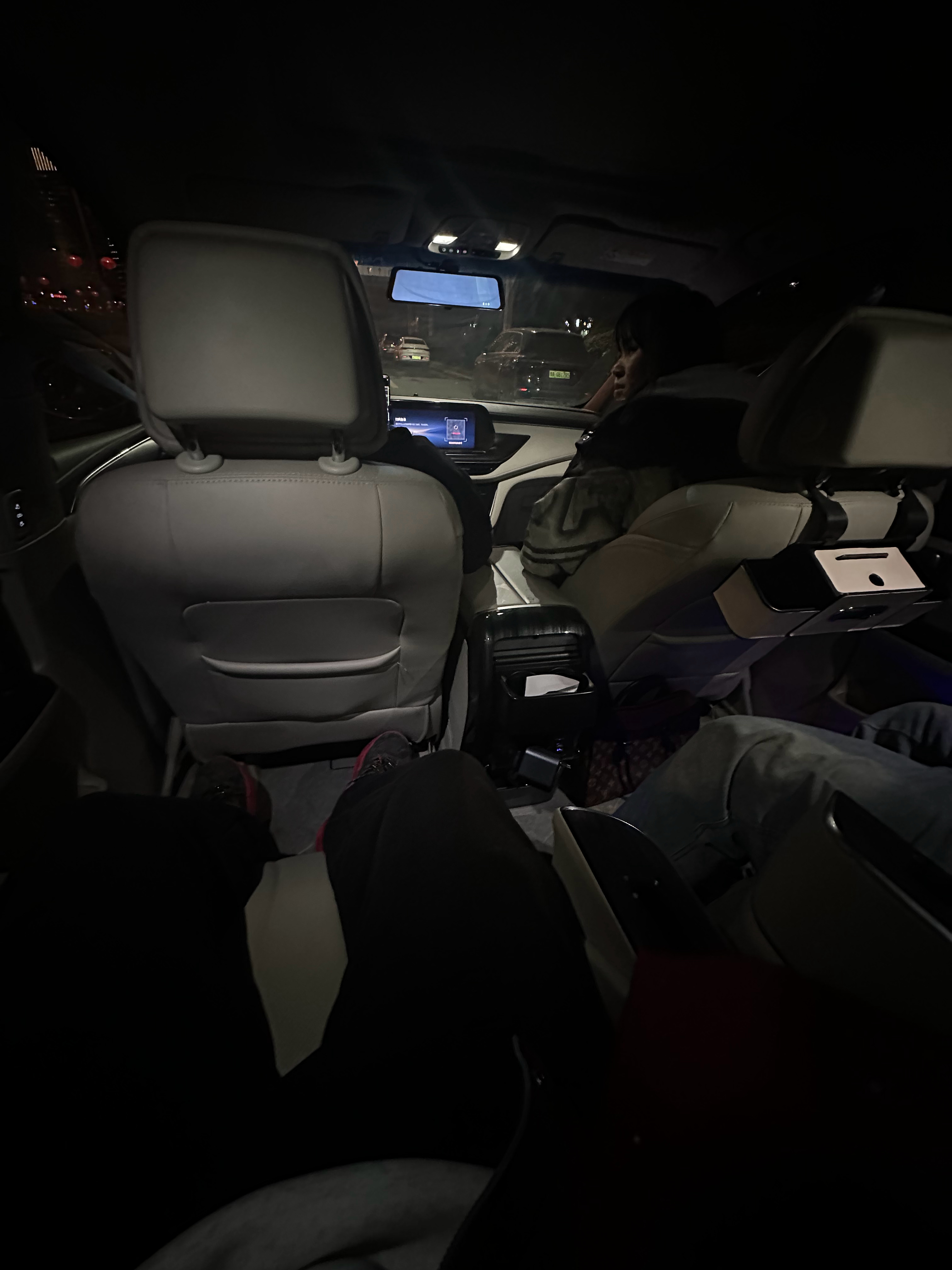 朋友们，今天去接艺人了 