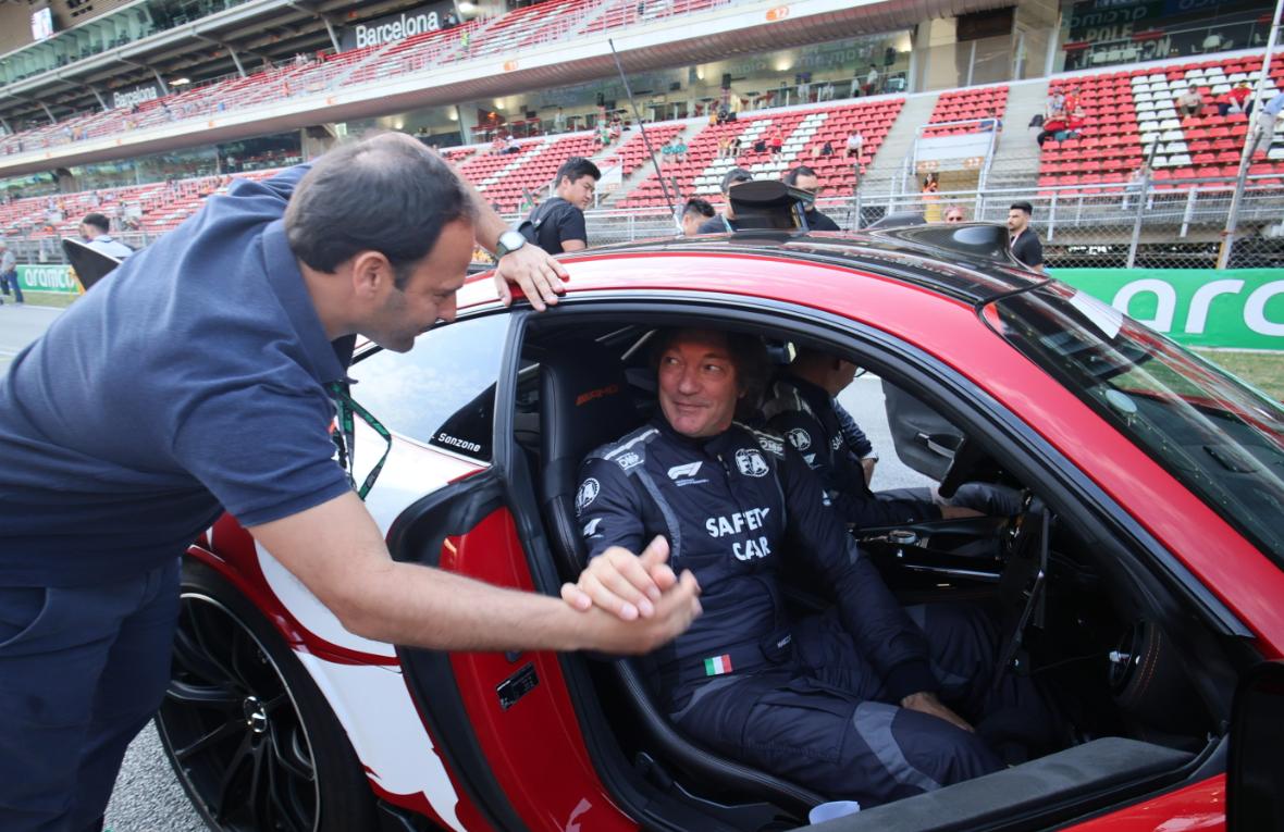 奔驰F1安全车里面居然改动的并不是特别大！原以为会采用机械换挡，手动刹车，但是没