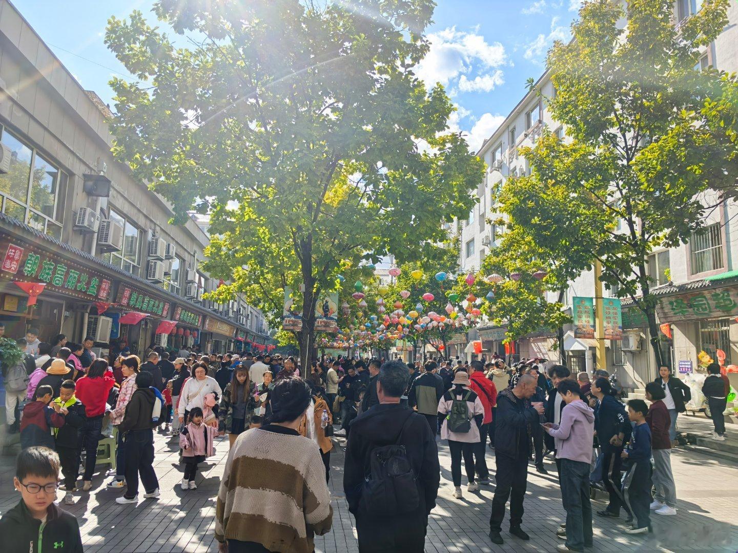 热闹啊，所有饭店都排长队，知道哪里不？小城真干净，值得来。 ​​​