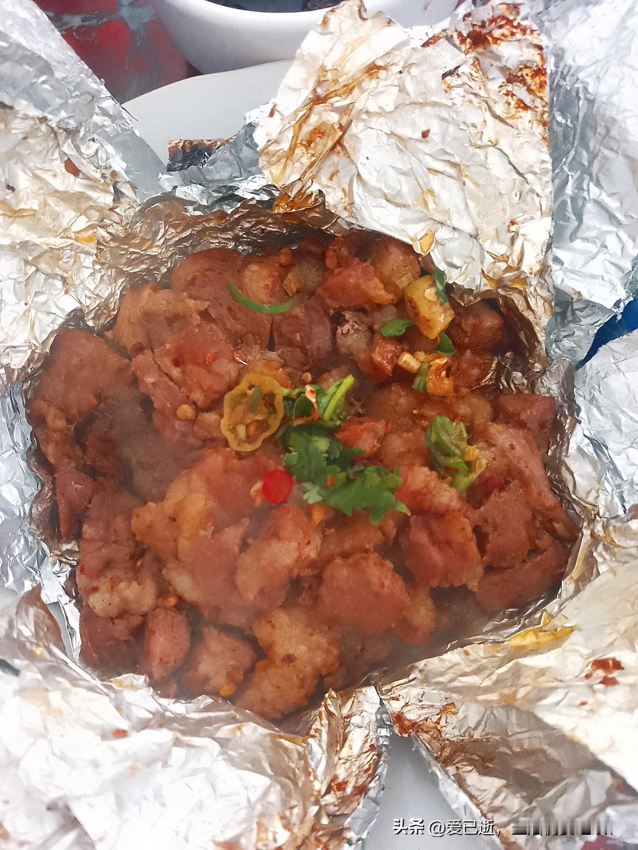 分享一张最近随手拍的照片包烧傣味五花肉，配柠檬傣味蘸水！周末快乐！