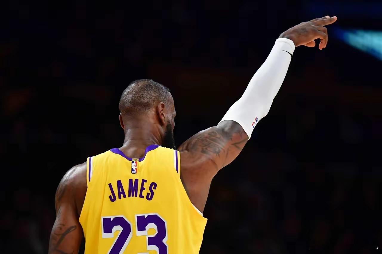 詹姆斯还是那么厉害，出场21分钟39秒，在跟76人队的比赛中，11投7中，三分4