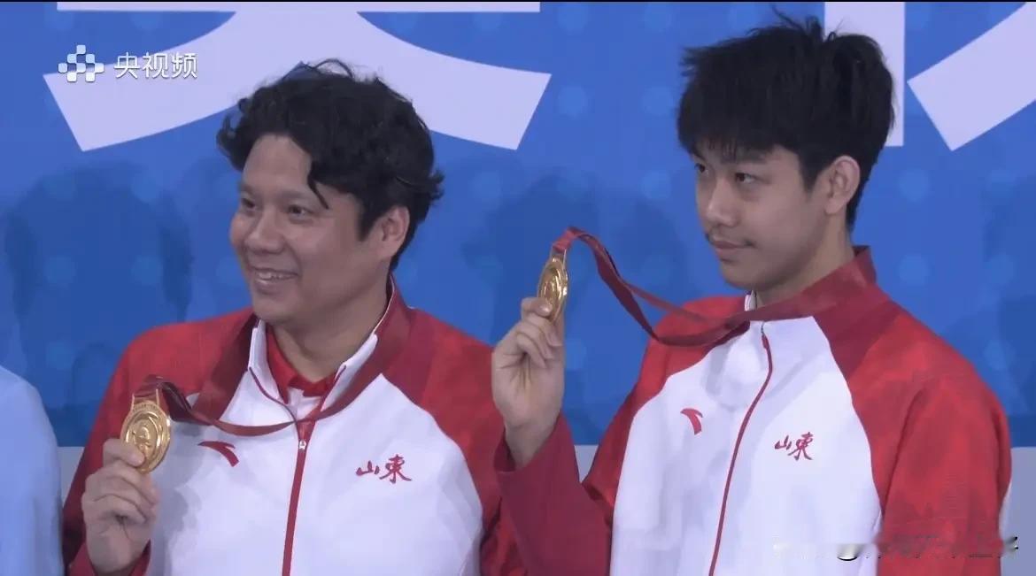 在今晚结束的全运会男子800米自由泳决赛，张展硕再次展现了“后浪”的冲击力——前