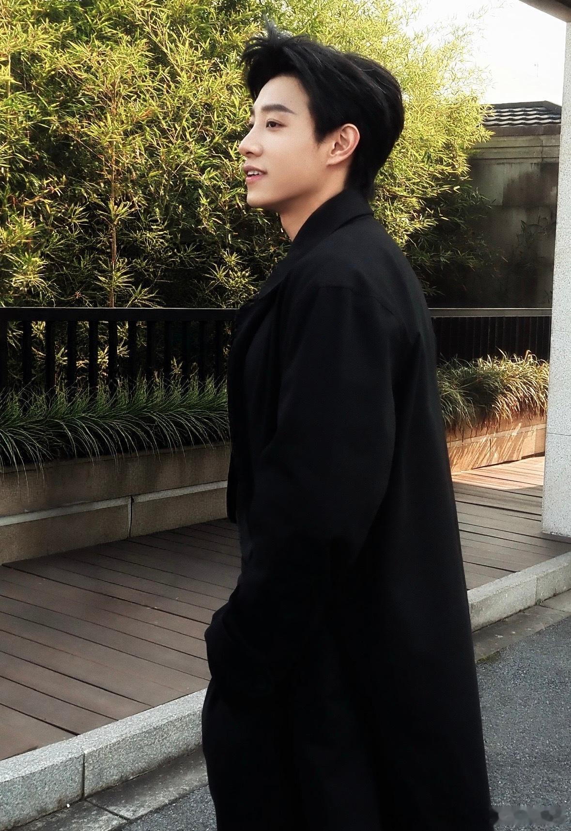 马小宇浑身上下高冷的只有外套 西装暴徒的氛围感拉满，结果一开口就破功，这反差谁看