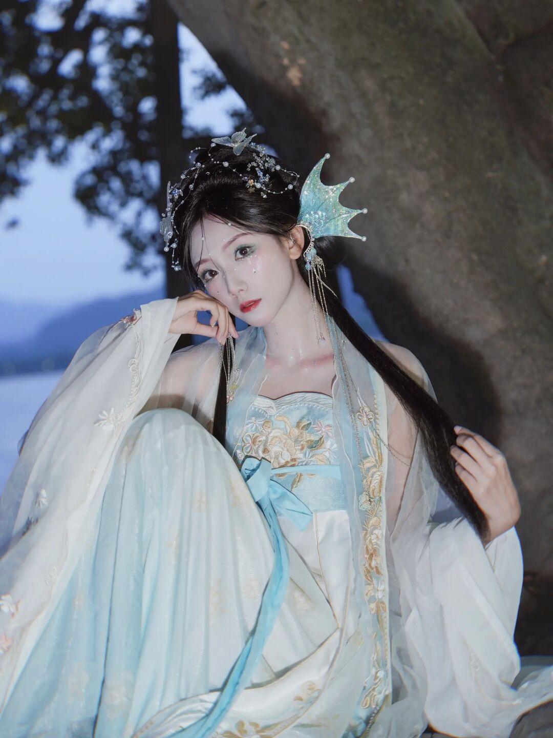 西湖边的人鱼🧜‍♀️中国人自己的鱼摆摆