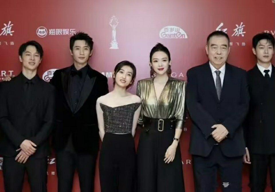 #压力给到张子枫#张子枫胜在有作品啊，身高不够底气来凑，妹妹还是很厉害的！ ​​
