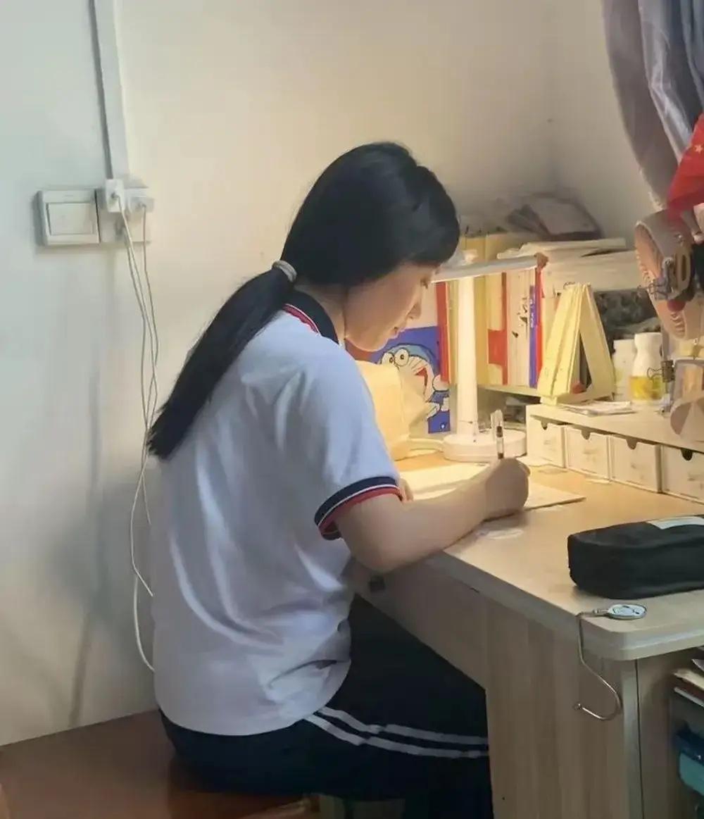山东巨野18岁女孩，6岁时妈妈失踪，13岁爸爸去世，她独自一个人照顾弟弟。今年高