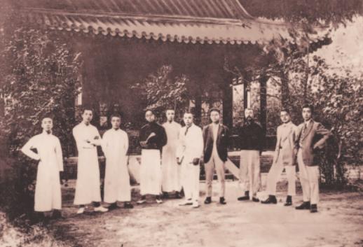 1921年7月，上海法租界望志路106号，一栋不起眼的石库门房子里，十几个年轻人