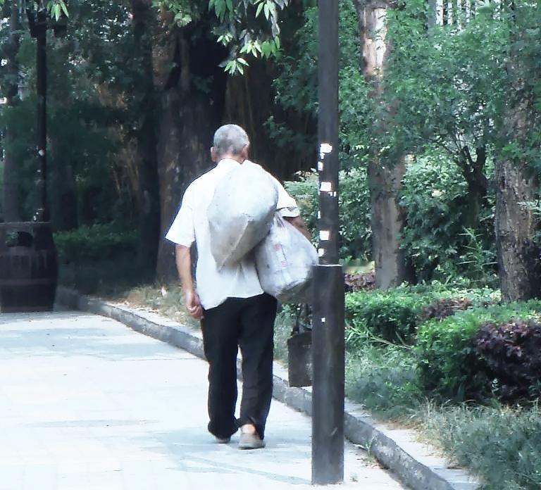 昨天下楼去买水果，楼下的水果是是那种货车那样的，水果放在车厢里。我比较喜欢在他们