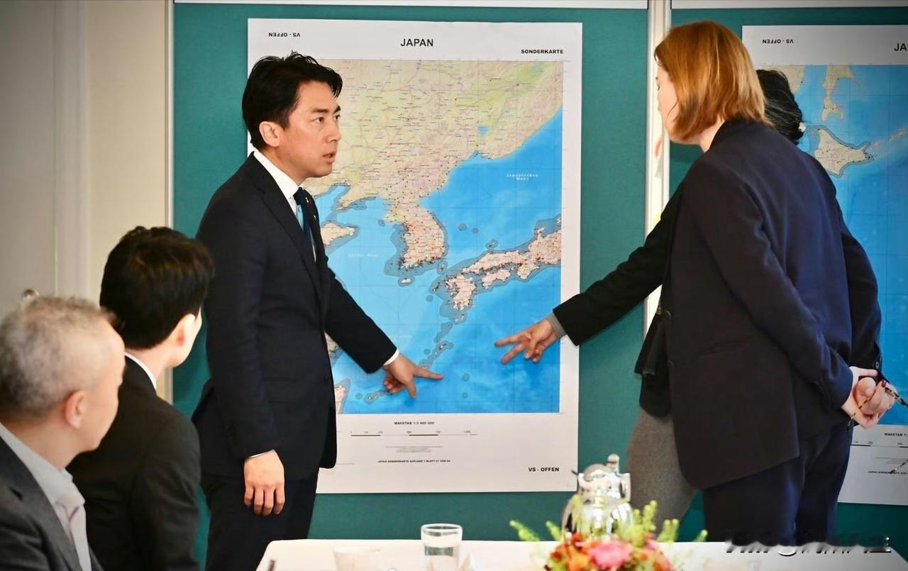 日本防卫大臣小泉进次郎向德国大使西吉斯蒙德介绍中日军机雷达照射的发生地。

小泉