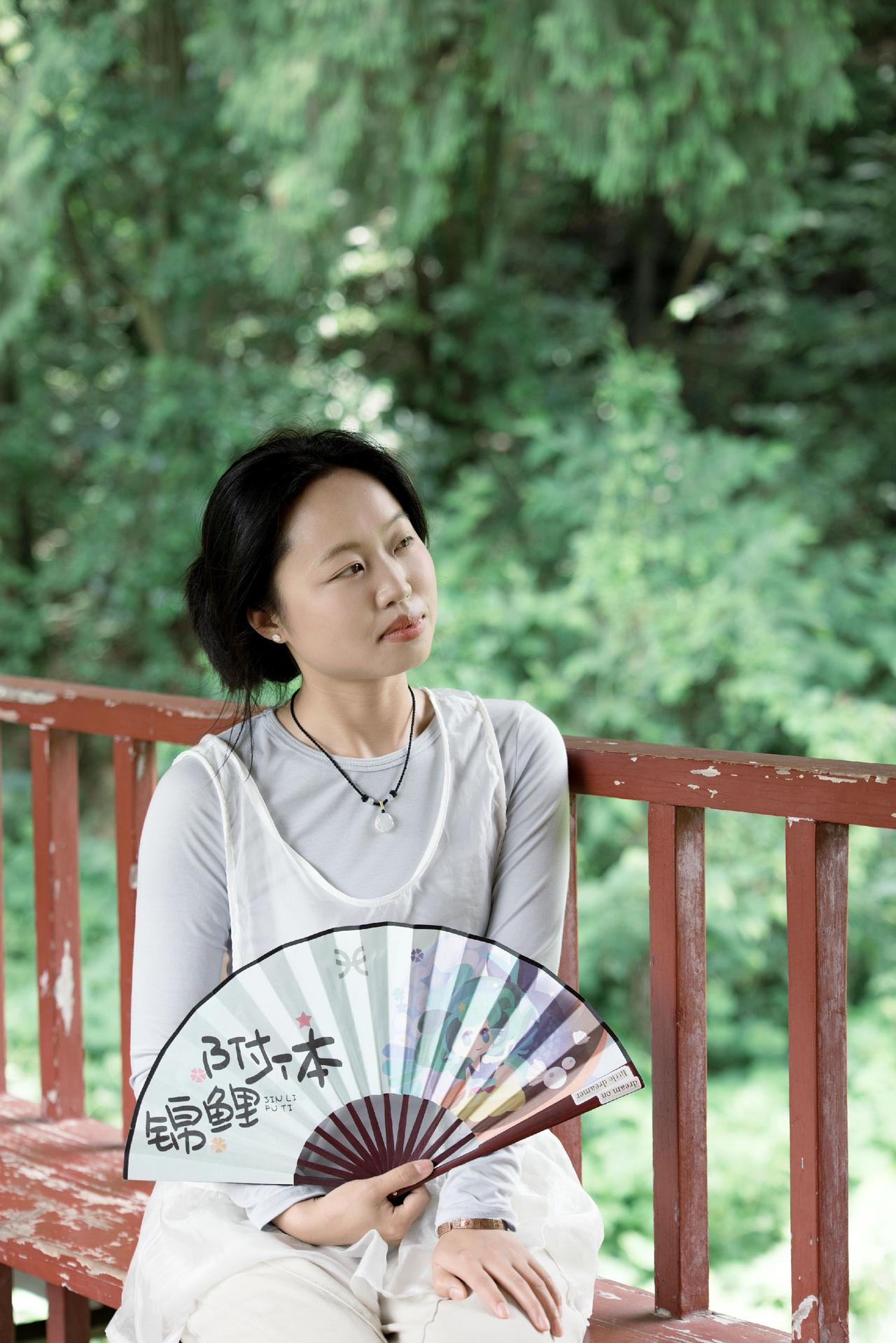 躲进山林与绣球花相遇，廊下翻书，风漫过枝叶。把夏日温柔的碎片一一收藏，愿我们永远