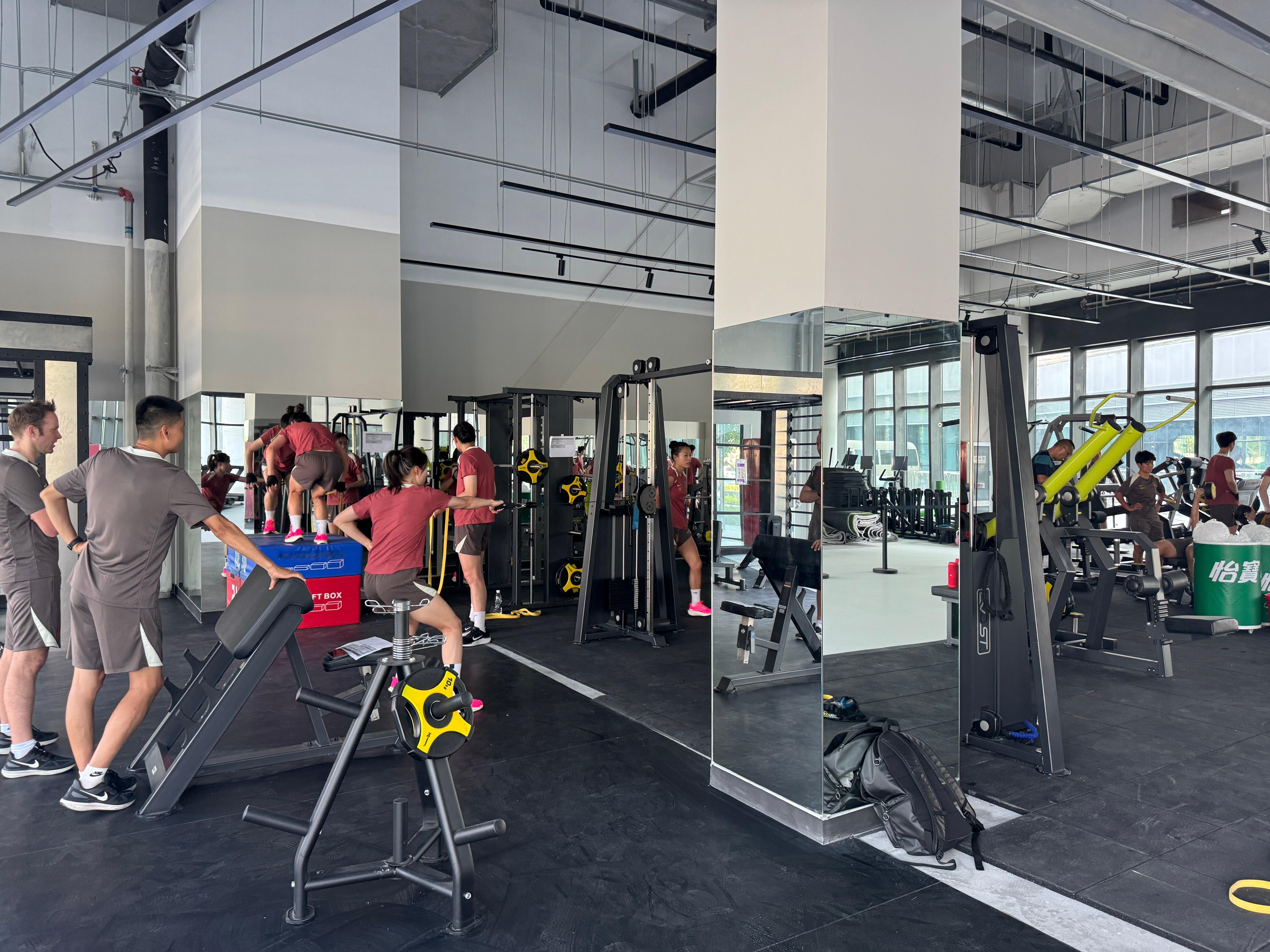 中国女足 青岛集训，下午是力量训练，30度的湿热天气，个个汗如雨下艾婷婷婷婷走走