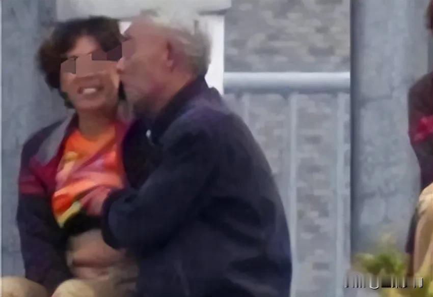 这对老夫妻也太为老不尊，毫无顾忌不注意场合，孙子还坐在旁边看电视，老俩口竟然就这