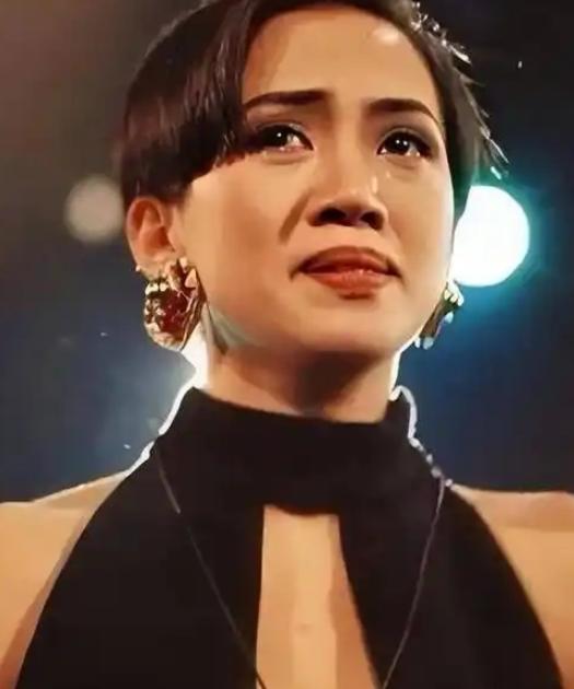 1992年，梅艳芳因为拒绝唱歌，被黄朗维打了一巴掌，没想到第二天，黄朗维就被人打