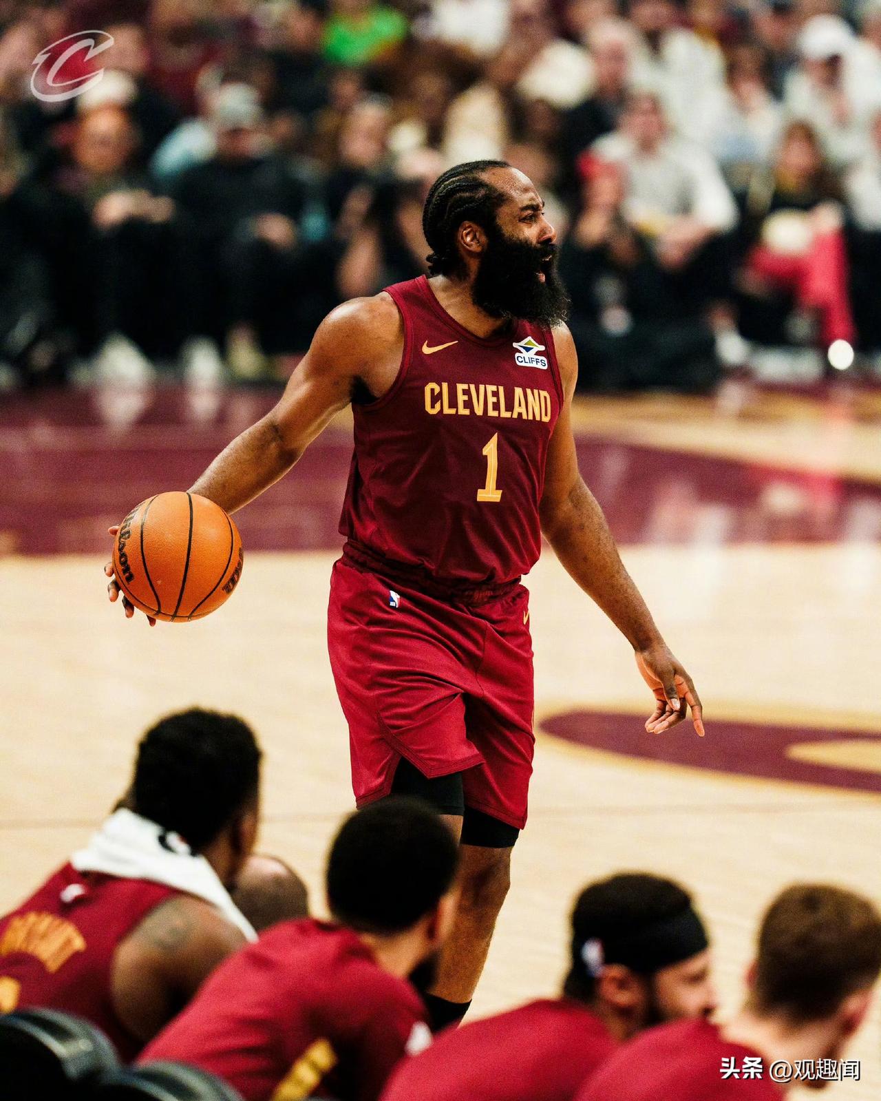 全场比赛结束，骑士主场120-130不敌独行侠，遗憾落败。凌晨这场对决整体节奏偏