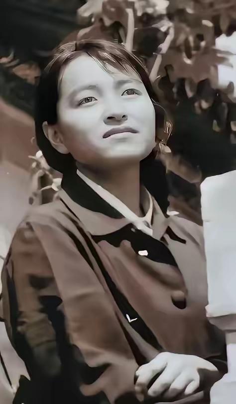 1995年12月，洛阳一间不足十平米的审讯室里，34岁的褚映群把床单撕成布条，搓