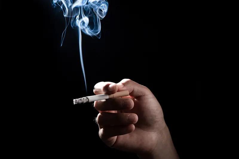 “香烟不解红尘苦，浊酒难消俗世愁”，这对对联真是太妙了！上联中，香烟袅袅，却化解