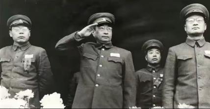 1952年，三反运动期间，留法弹道专家沈毅因贪污被判死刑，负责筹建哈军工的陈赓大