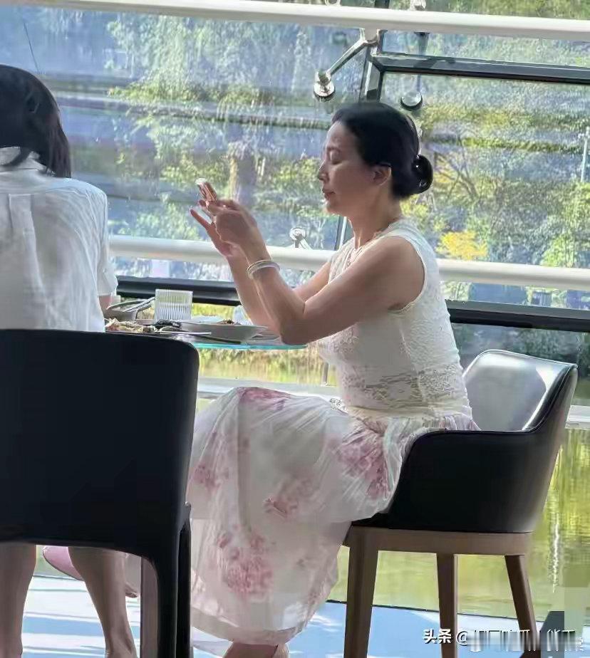 网友偶遇刘亦菲妈妈，67岁的她打扮精致气质出众，状态真的太好了 ​​​