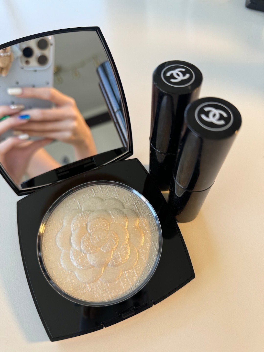 这块高光盘可以说真的是很美丽了，柜员的一句限定款让我一下买了两块儿，但如果说实用