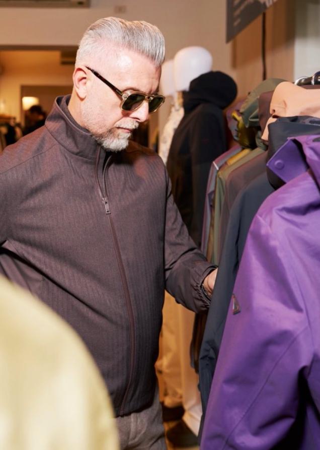 在西方先锋云集的Pitti Uomo，七匹狼携东方美学的商旅科技夹克破局！
当P