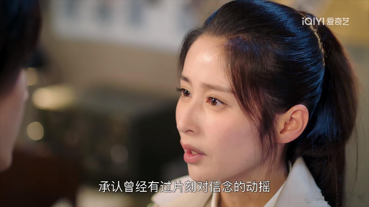 成毅背后抱颖儿 其实，深潜这部剧从一开始，我就特别希望他们两个能在一起，真的很般