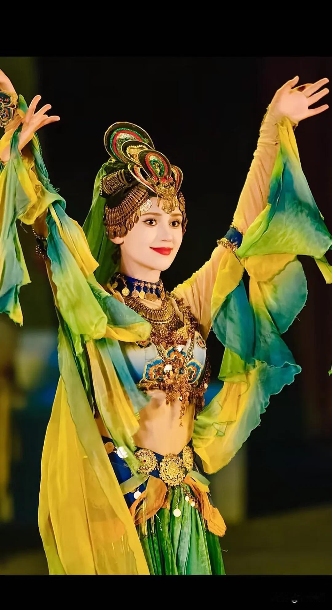 惊艳的舞台表演，华丽的服饰，让人目不转睛！
