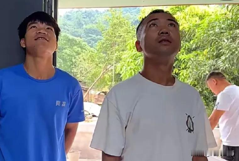 小陈丈母娘家的房子装修工程已逐渐步入尾声，这一过程中，老陈和七伯的辛勤付出尤为引
