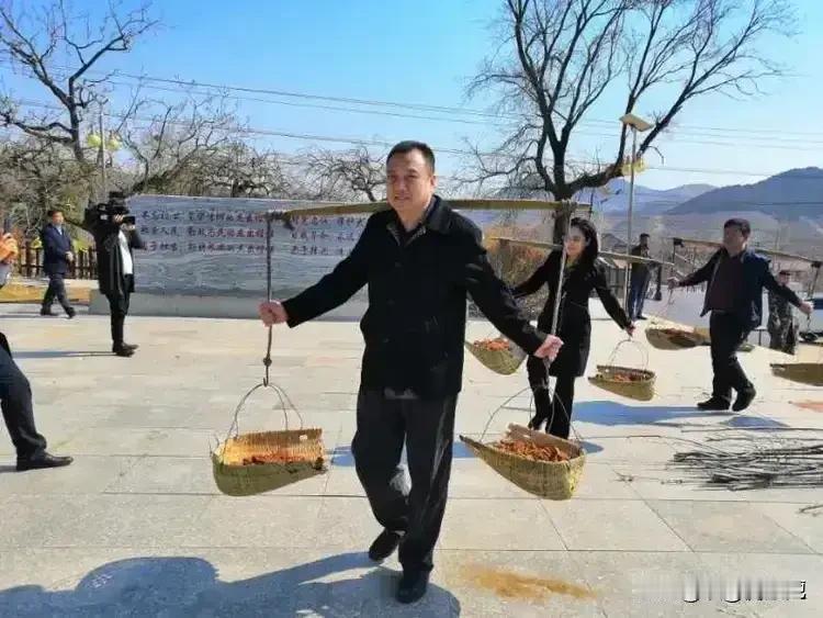 有网友对自媒体监督与官方媒体监督做出了正确的评价，他指出:“客观来看，自媒体行业